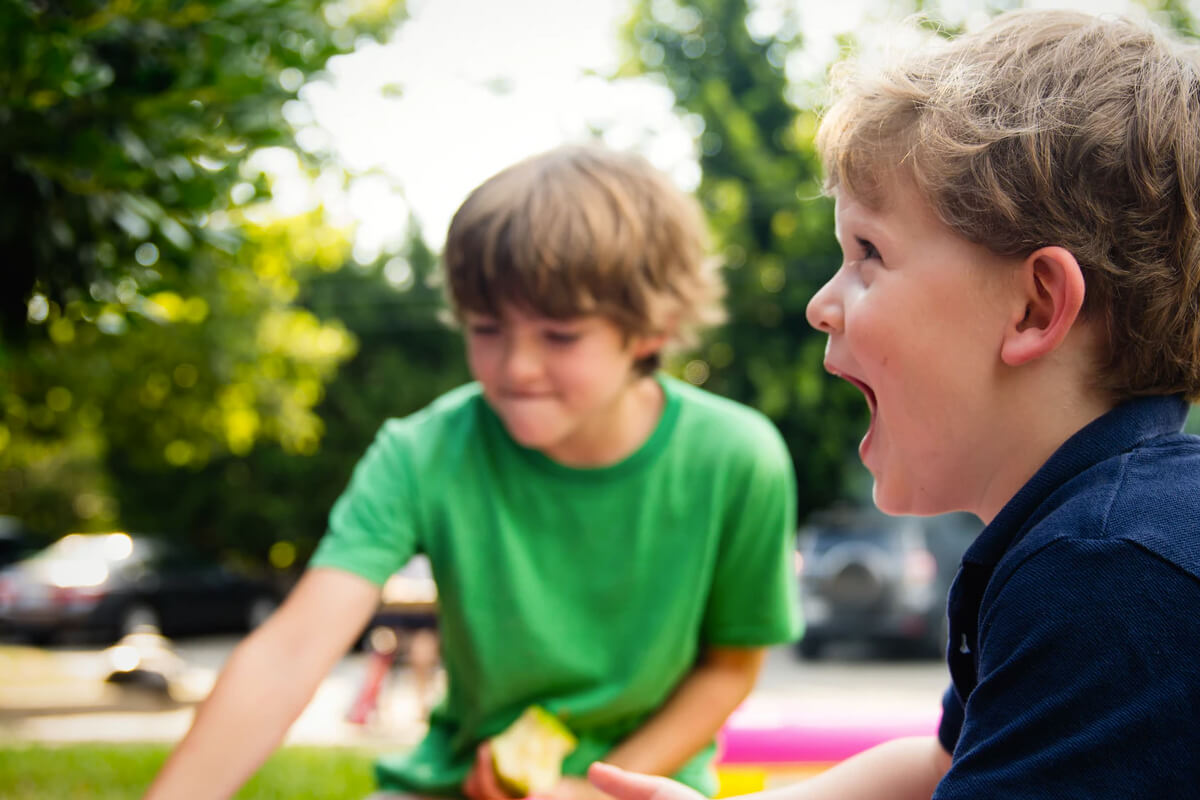 Hé, les enfants, c'est l'heure du ketchup hamburger !