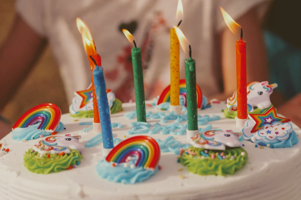 Gâteau arc-en-ciel pour une fête haute en couleur